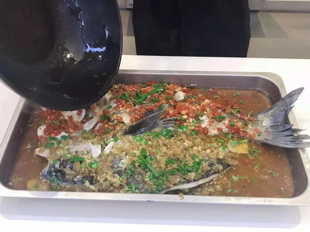 火星人X7Z,一整条鱼一起蒸的剁椒鱼!